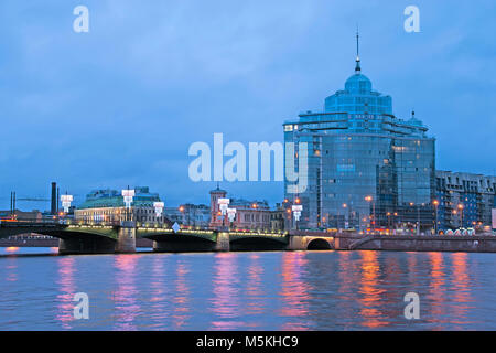 SAINT-Pétersbourg, Russie, 14 décembre 2014 : Vue de la maison d'habitation à 'Aurora' et Sampsonievsky Pont sur la Neva la nuit Banque D'Images