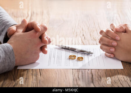 Mains de femme et Mari sur le Divorce Document avec anneau de mariage dans le centre Banque D'Images