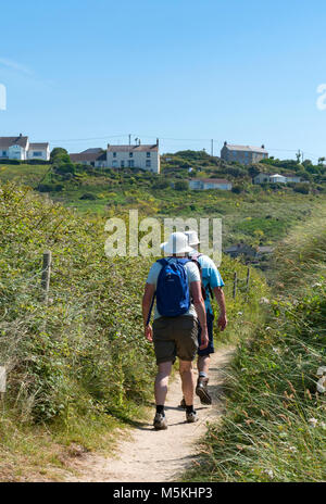 Les gens qui marchent sur le chemin de la côte sud-ouest près de sennen cove, Cornwall, Angleterre, Grande-Bretagne, Royaume-Uni. Banque D'Images
