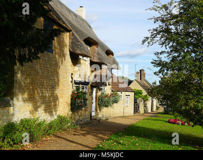 Pretty stone cottages dans la rue de l'Église, Nassington Banque D'Images