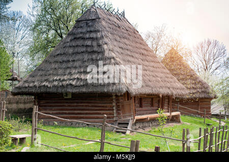 Vieille maison de bois. Musée de l'architecture populaire dans Uzhhorod Banque D'Images