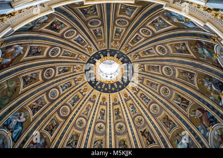 ROME, ITALIE - 7 février, 2018 : vue intérieure de la coupole de la Basilique Saint-Pierre au Vatican. Banque D'Images