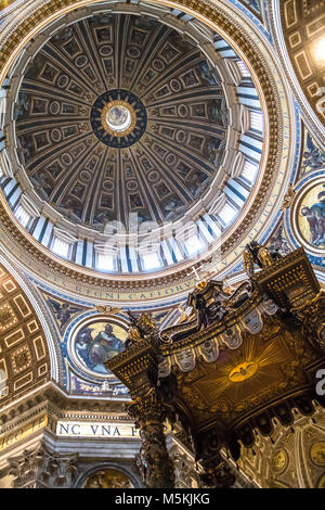 ROME, ITALIE - 7 février, 2018 : vue intérieure de la coupole de la Basilique Saint-Pierre et le baldaquin en bronze du Bernin dans Vatican. Banque D'Images