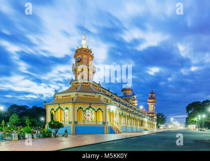 Saint Temple Cao Dai de Tay Ninh, voir de l'extérieur, porte du temple avec des modèles exquis et des couleurs éclatantes. Tay Ninh, près de Ho Chi Minh Ville, Vietnam Banque D'Images