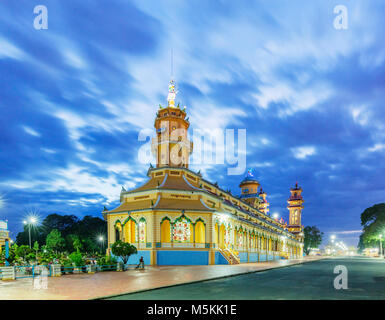 Saint Temple Cao Dai de Tay Ninh, voir de l'extérieur, porte du temple avec des modèles exquis et des couleurs éclatantes. Tay Ninh, près de Ho Chi Minh Ville, Vietnam Banque D'Images