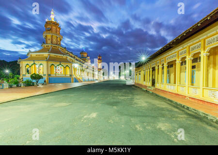 Saint Temple Cao Dai de Tay Ninh, voir de l'extérieur, porte du temple avec des modèles exquis et des couleurs éclatantes. Tay Ninh, près de Ho Chi Minh Ville, Vietnam Banque D'Images