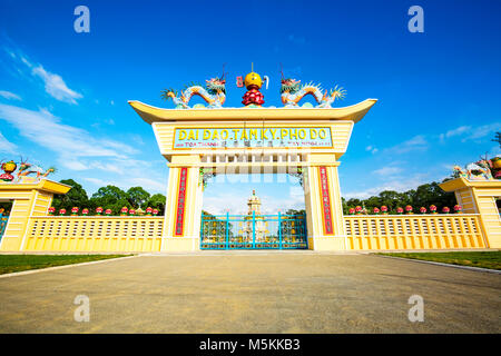 Saint Temple Cao Dai de Tay Ninh, voir de l'extérieur, porte du temple avec des modèles exquis et des couleurs éclatantes. Tay Ninh, près de Ho Chi Minh Ville, Vietnam Banque D'Images