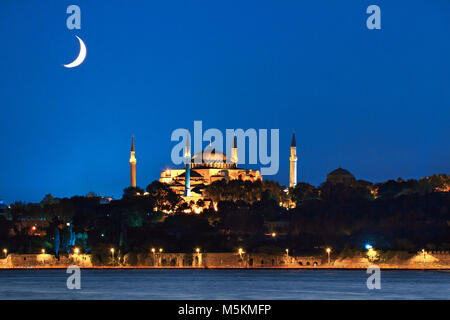 Sainte-sophie dans la nuit avec un croissant de lune dans le ciel, Istanbul, Turquie Banque D'Images