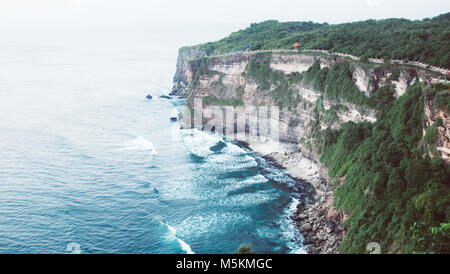 La vue est vu à travers la mer d'un temple sur les falaises d'Uluwatu, Bali Banque D'Images