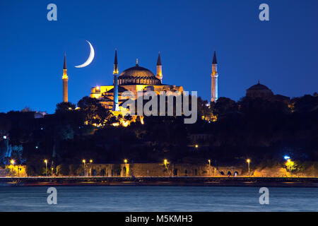 Sainte-sophie dans la nuit avec un croissant de lune dans le ciel, Istanbul, Turquie Banque D'Images