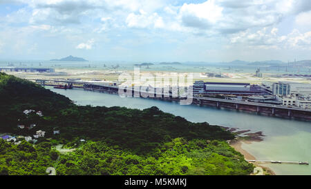 Le point de vue de l'aéroport sur l'île de Lantau peut être vu de la télécabine à Hong Kong Banque D'Images