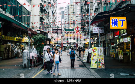 Les gens qui marchent à travers ou se détendre à la Ladies market à Hong Kong, Kowloon Banque D'Images