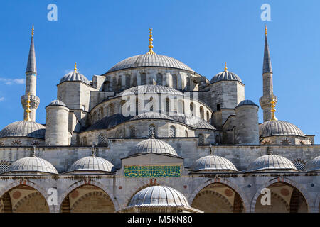 Vue sur les dômes de la Mosquée Bleue, Istanbul, Turquie. Banque D'Images