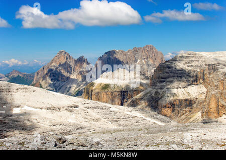 Vue depuis le sommet du Sass Pordoi, Dolomites, Italie Banque D'Images