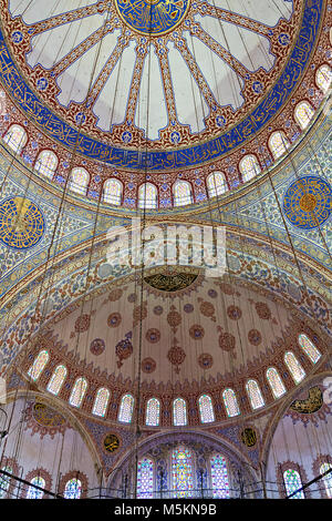 Les dômes de la Mosquée Bleue de l'intérieur, à Istanbul, Turquie Banque D'Images