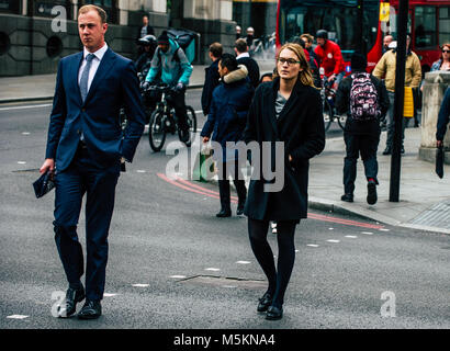 Les banlieusards de marcher à la maison du travail dans la ville de Londres Banque D'Images