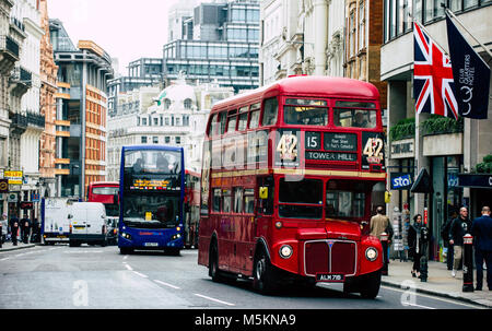 Un vieux bus routemaster se déplace le long de la rue de la flotte dans la ville de Londres Banque D'Images