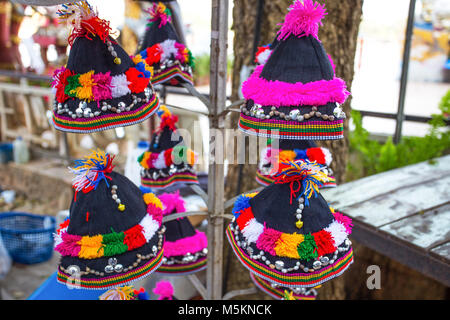 Les modèles colorés de la tribu Akha chapeaux, Chiang Mai, Thaïlande. Banque D'Images