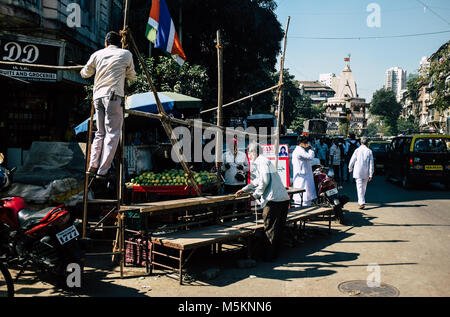 Les gens qui marchent à travers un marché à Mumbai, Inde Banque D'Images