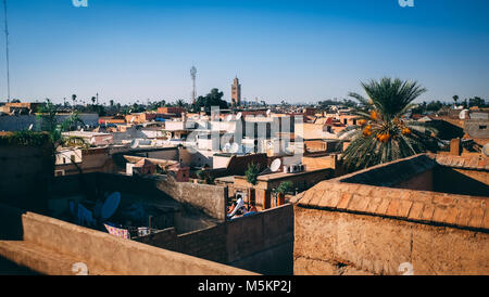 Les bâtiments et les toits de Marrakech, le Maroc peut être vu pendant la journée Banque D'Images