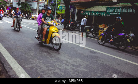 Une voie de chemin de fer passe par les maisons et des magasins d'une rue de Hanoi, Vietnam Banque D'Images