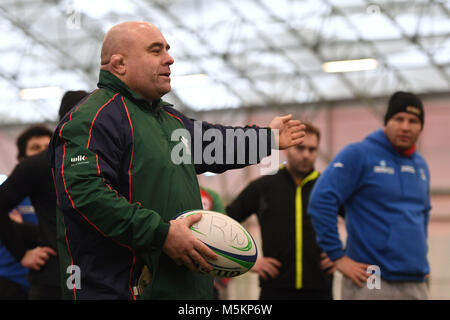 Ancien joueur de rugby Premiership Le Caporal Chris Budgen du 1er Bataillon du Royal Welsh lors d'une séance de coaching avec l'équipe de rugby de l'Estonie à Tallinn, Estonie. Banque D'Images