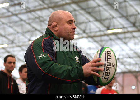 Ancien joueur de rugby Premiership Le Caporal Chris Budgen du 1er Bataillon du Royal Welsh lors d'une séance de coaching avec l'équipe de rugby de l'Estonie à Tallinn, Estonie. Banque D'Images