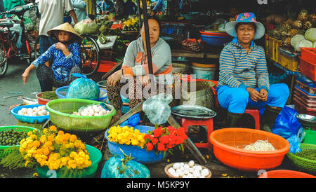 Les femmes vendant des fruits et légumes au marché à Hoi An, Vietnam Banque D'Images