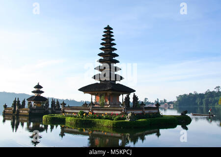 L'homme sur le bateau Pura Ulun Danu temple de l'eau sur le lac près de brataan bedugal, Bali, Indonésie Banque D'Images