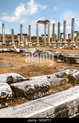 Les colonnes de l'Agora romaine dans les ruines de la ville antique de Pergé, Antalya, Turquie. Banque D'Images