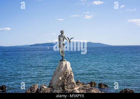 Vue depuis la promenade d'Opatija en Istrie au jour d'été ensoleillé. Croatie sea coût. Symbole d'Opatija. Banque D'Images