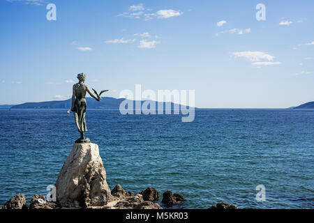 Vue depuis la promenade d'Opatija en Istrie au jour d'été ensoleillé. Croatie sea coût. Symbole d'Opatija. Banque D'Images