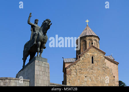 Statue du roi Vakhtang Gorgasali et Eglise de Metekhi à Tbilissi (Géorgie). Banque D'Images