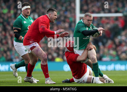 L'Irlande Keith Earls (droite) abordés par l'Wale Hill Cory pendant le tournoi des Six Nations match à l'Aviva Stadium de Dublin. Banque D'Images