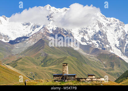 Église et Mt Shkhara Lamaria à Ushguli, Géorgie. Banque D'Images