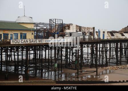 Le reste de la jetée victorienne à Hastings, East Sussex, Angleterre après un incendie majeur le 5 octobre 2010. Banque D'Images