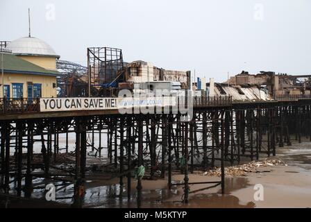 Le reste de la jetée victorienne à Hastings, East Sussex, Angleterre après un incendie majeur le 5 octobre 2010. Banque D'Images