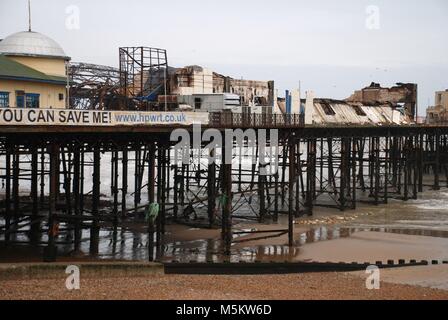 Le reste de la jetée victorienne à Hastings, East Sussex, Angleterre après un incendie majeur le 5 octobre 2010. Banque D'Images