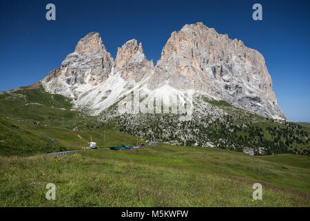 Sassolungo, Val Gardena, Dolomites, Italie. La Sassolungo alp debout au-dessus de champs colorés au cours de la saison estivale à Val Gardena, Trentin-Haut-annonce Banque D'Images