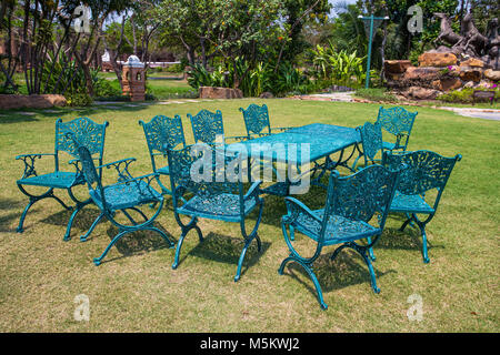 Fer à repasser table et chaises vert dans le jardin de plein air Banque D'Images