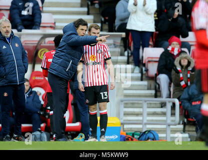 Chris Coleman, directeur de Sunderland, fait la part de Callum McManaman de Sunderland lors du match de championnat au Stade de Light, Sunderland. APPUYEZ SUR ASSOCIATION photo. Date de la photo: Samedi 24 février 2018. Voir PA Story FOOTBALL Sunderland. Le crédit photo devrait se lire comme suit : Richard Sellers/PA Wire. RESTRICTIONS : aucune utilisation avec des fichiers audio, vidéo, données, listes de présentoirs, logos de clubs/ligue ou services « en direct » non autorisés. Utilisation en ligne limitée à 75 images, pas d'émulation vidéo. Aucune utilisation dans les Paris, les jeux ou les publications de club/ligue/joueur unique. Banque D'Images