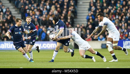 Gordon Reid Scotlands (centre gauche) en action avec l'Angleterre George Ford pendant le tournoi des Six Nations match à Murrayfield, Edinburgh BT. Banque D'Images