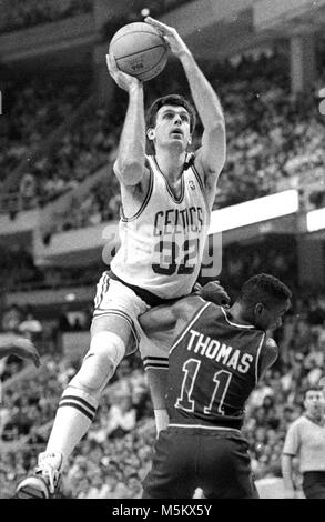 Boston Celtics Kevin McHale scores sur Isiah Thomas en action de jeu au Garden de Boston Boston MA USA 1987 photo de Bill belknap Banque D'Images