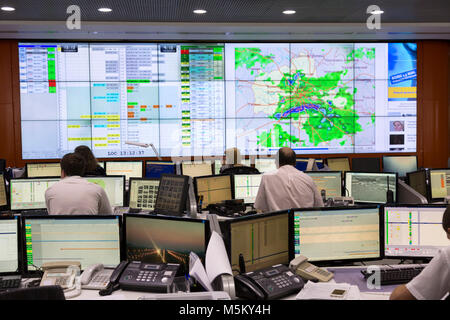 Vue sur la carte météo de la région de Moscou dans le centre de contrôle de mission de l''aéroport international Sheremetyevo de Moscou, Russie Banque D'Images