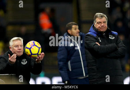 Gestionnaire d'Everton Sam Allardyce (à droite) et le directeur adjoint Sammy Lee durant la Premier League match à Vicarage Road, London. Banque D'Images