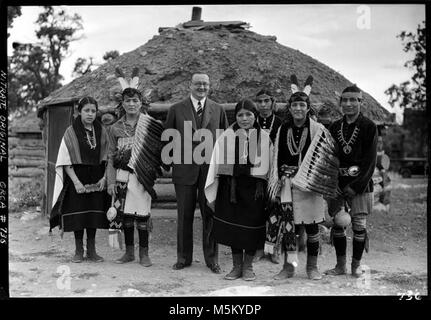 Grand Canyon Hopi House Historique . M.WILLIAM HASTINGS, S'Y À PRÉS.HOOVER POSE AVEC LES EMPLOYÉS DE HOPI FRED HARVEY EN DEHORS D'UN HOGAN PAR MAISON HOPI. Juillet 1932 Banque D'Images