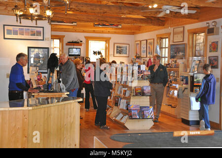 Grand Canyon North Rim Visitor Center Bookstore . Situé à côté du terrain de stationnement du Bright Angel Péninsule, par le Grand Canyon Lodge. Le bord nord est Centre d'information régional et parc, cartes, dépliants, expositions, et une librairie. Ouverte de mi-mai à mi-octobre, de 8 h 00 à 18 h 00 tous les jours. Les programmes d'interprétation sont offerts durant la saison. Les toilettes publiques sont situées à l'arrière du bâtiment. Le North Rim Visitor Center Banque D'Images