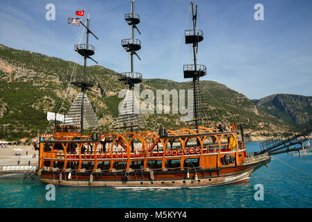 Ölüdeniz, Turquie - 11 mai 2017 : un bateau pirate dans la mer ouverte dans la journée ensoleillée sur la mer méditerranéenne en été. Editorial photo. Banque D'Images