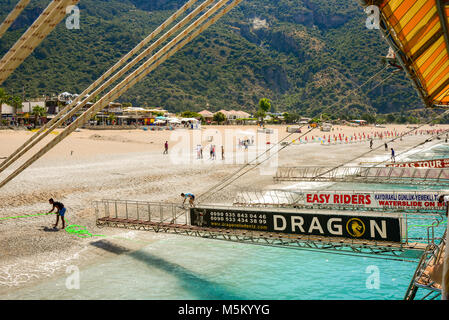 Ölüdeniz, Turquie - 11 mai 2017 : les bateaux à voile pour les excursions en mer dans le port, ponts mobiles pour les touristes d'entrer et sortir du bateau. Editori Banque D'Images