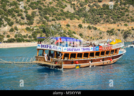 Ölüdeniz, Turquie - 11 mai 2017 : un bateau pirate dans la mer ouverte dans la journée ensoleillée sur la mer méditerranéenne en été. Editorial photo. Banque D'Images